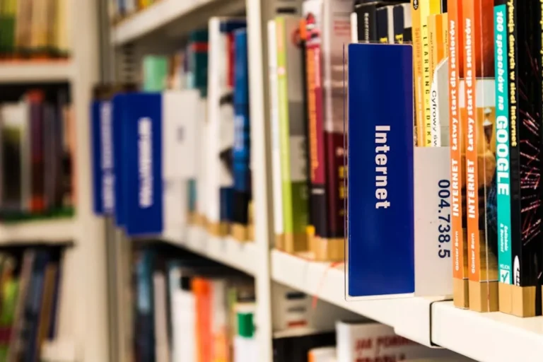 How to Organize Bookshelves